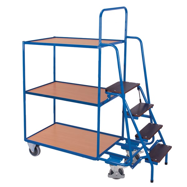 Etagenwagen mit integrierter Leiter, drei Holzböden und blauem Stahlrohrgestell.