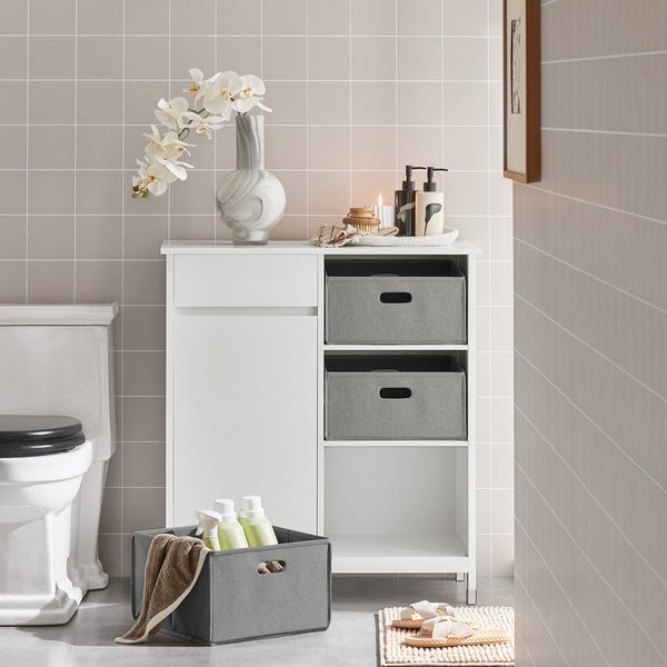 Badezimmer mit weißem Unterschrank, Ablagefächern und grauen Aufbewahrungsboxen.