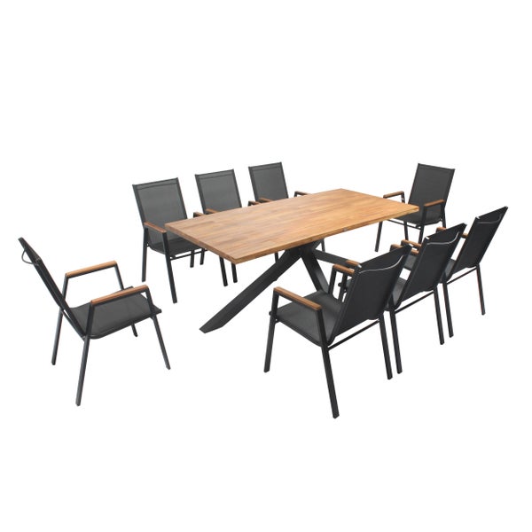 Gartenmöbel-Set bestehend aus einem Holztisch mit schwarzem Metallgestell und acht Stapelstühlen mit Armlehnen aus Holz.