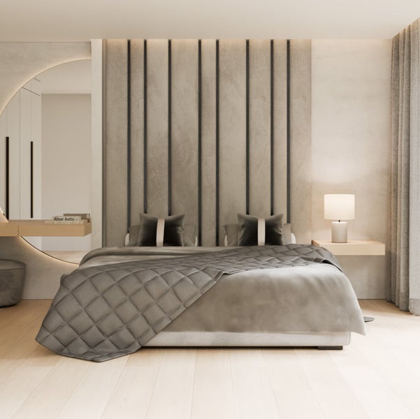 Schlafzimmer mit Bett, Nachttischlampe und Spiegel