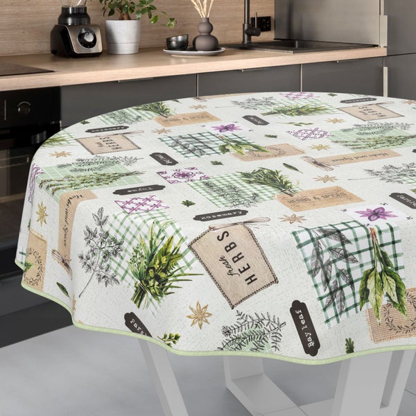 Runde Tischdecke mit Kräuter- und Gewürzmuster auf einem Küchentisch