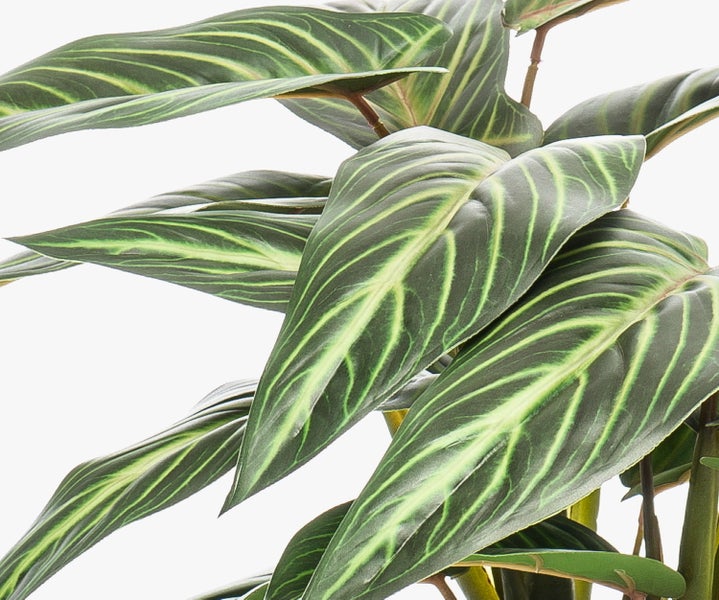 Künstlicher Hagebuttenzweig mit orangefarbenen und grünen Beeren sowie grünen Blättern am braunen Stiel.