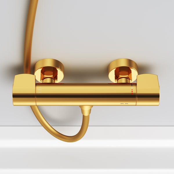 Goldfarbene Aufputz-Duscharmatur mit Thermostat, Brauseschlauchanschluss und AM.PM Logo.
