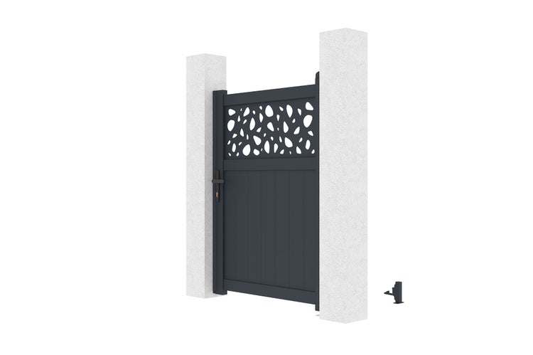 Gartentor aus Aluminium in Anthrazit mit dekorativem Lochmuster und geschlossener Füllung, montiert an zwei Pfosten.