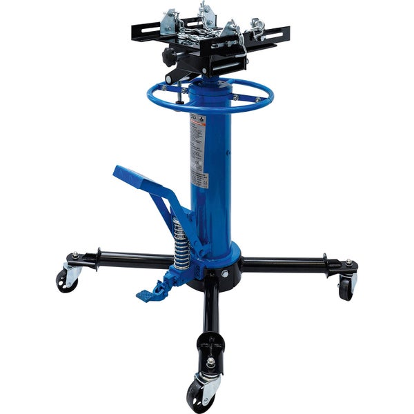 Blauer hydraulischer Getriebeheber mit schwarzem Standfuß, Fußpedal, verstellbarer Aufnahmeplatte mit Ketten und vier Lenkrollen.