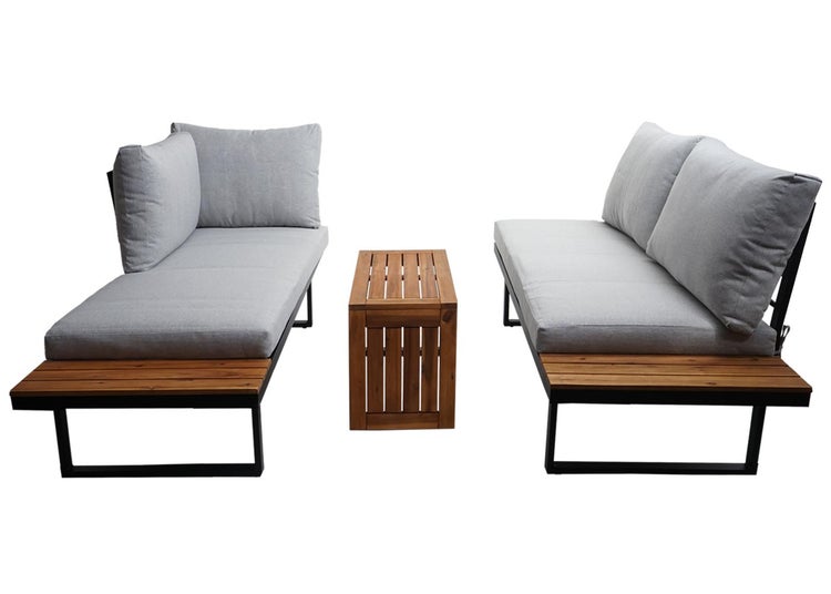 Loungemöbel-Set bestehend aus zwei Gartensofas und einem Beistelltisch, gefertigt aus Holz und Metall, mit hellgrauen Polstern.
