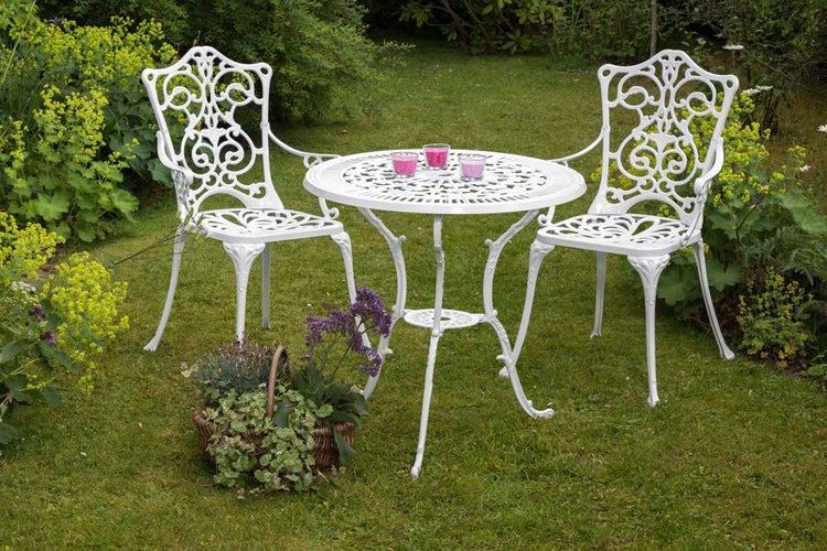 Gartenmöbelset mit Tisch und zwei Stühlen auf Rasen