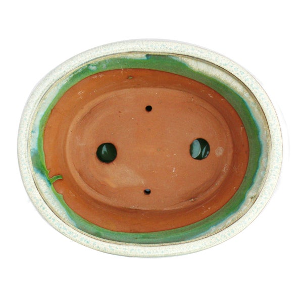 Frau entspannt in Hängesessel mit Blumendesign