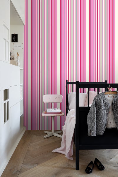 Kinderzimmer mit gestreifter Tapete und einem schwarzen Bett