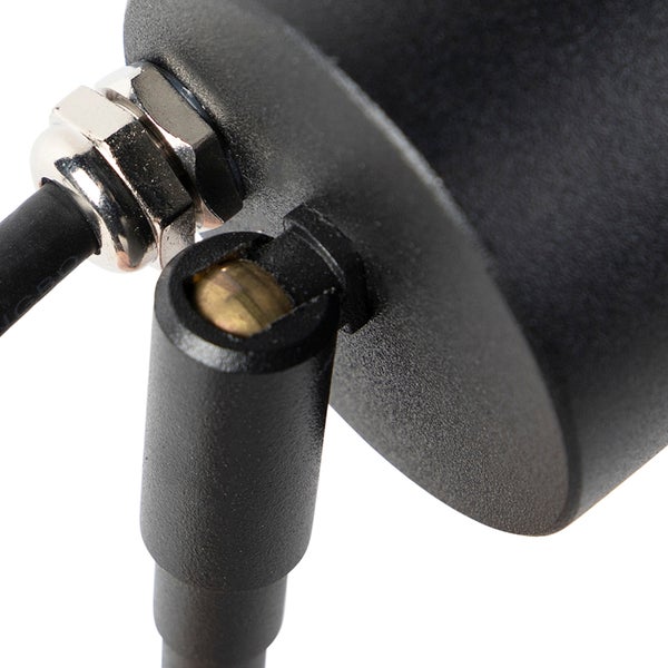 Detailaufnahme eines schwarzen Strahlers mit silberner Kabelverschraubung aus Metall und verstellbarem Gelenk.