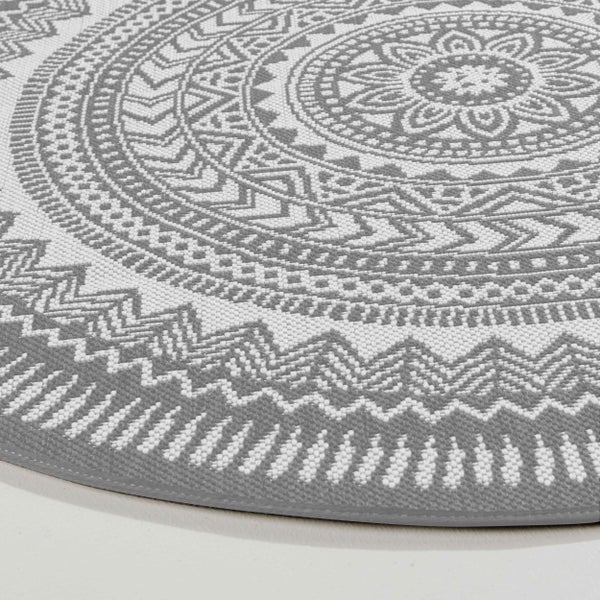 Runder Teppich für innen und außen mit Mandala-Muster und geometrischen Motiven.