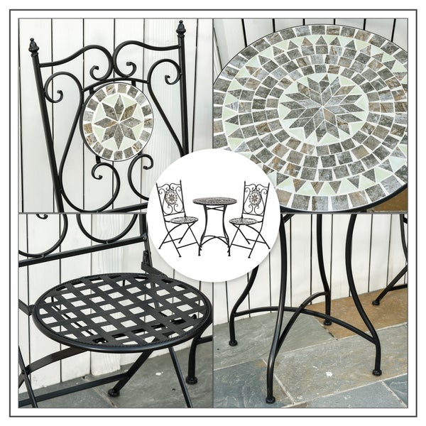 Bistro-Set aus zwei Metallstühlen und einem runden Tisch mit Sternmustern aus Mosaiksteinen auf der Tischplatte und den Rückenlehnen.