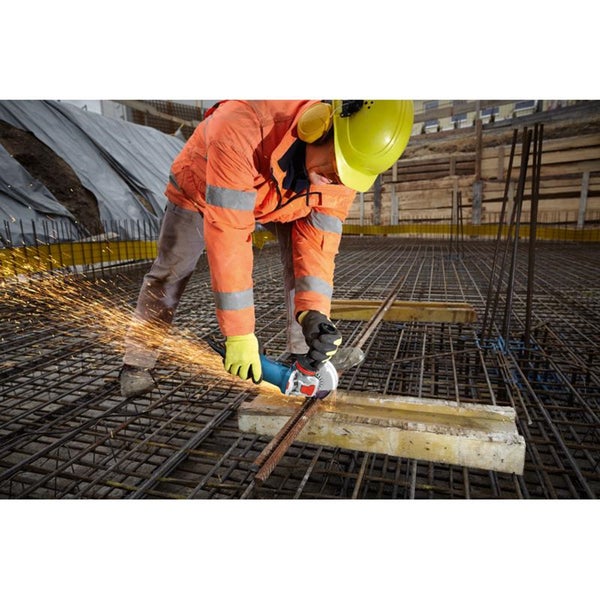 Handwerker bei der Arbeit mit einem Winkelschleifer zum Trennen von Baustahl auf einer Baustelle