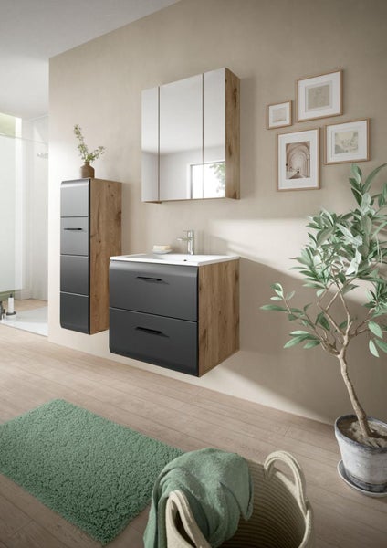 Modernes, helles Badezimmer mit einem Möbelset bestehend aus Waschbeckenunterschrank, Spiegelschrank und Hochschrank in Eichenoptik und Anthrazit.