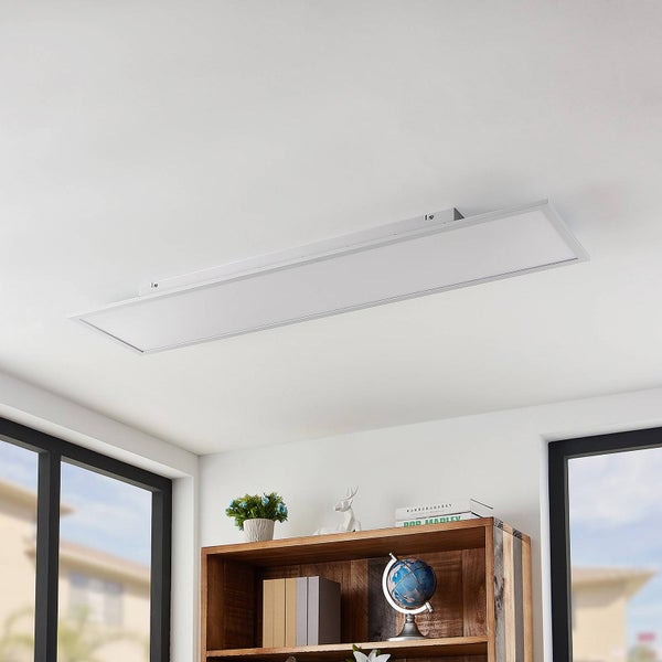 Flaches, rechteckiges LED-Panel an der Decke in einem hellen, organisierten Zimmer mit Holzregal und Fenstern.