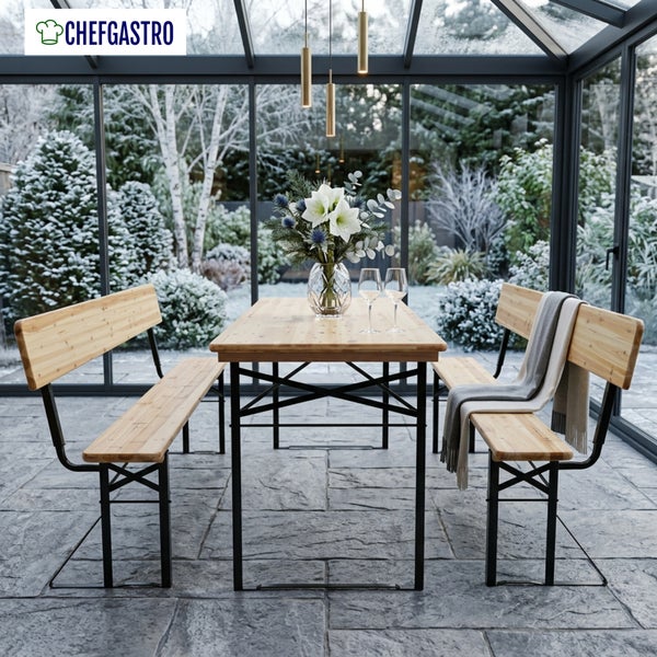 Moderne Essgruppe mit Holztisch und zwei Holzbänken mit Rückenlehnen und Metallgestell in einem hellen Wintergarten. CHEFGASTRO Logo.