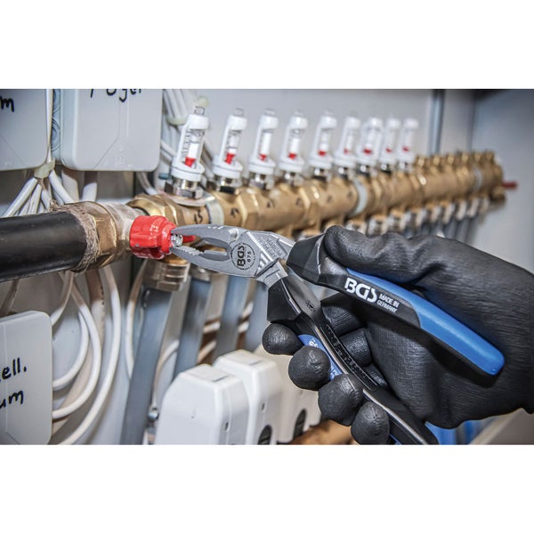 Eine Person mit Handschuhen benutzt eine Zange von BGS zum Festziehen eines Rohres.