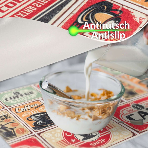 Küchenläufer mit Vintage-Kaffee-Motiv und rutschfester Unterseite, auf dem eine Schale mit Müsli steht.