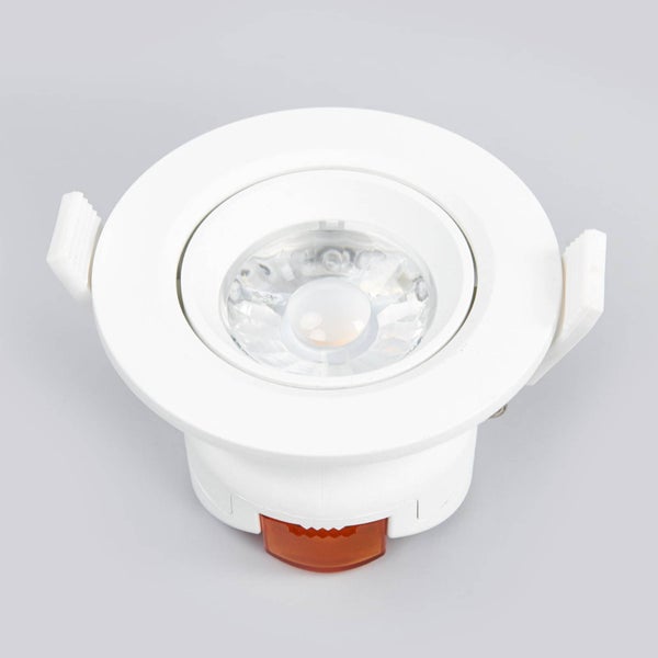 Weißer LED Einbaustrahler mit runder Form und seitlichen Befestigungsklammern für die Deckenmontage.