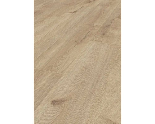 Verlegung von hellem Laminatboden in Holzoptik