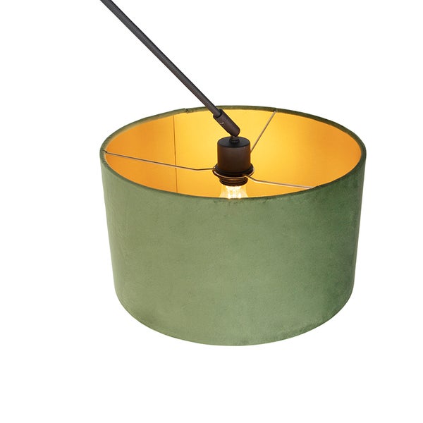 Runder grüner Lampenschirm aus Samt mit goldfarbener Innenseite, montiert an einer schwarzen Metallstange.