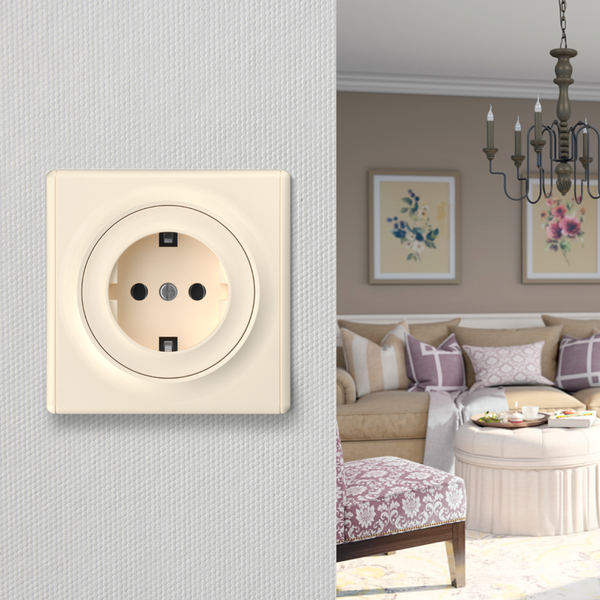 Eine moderne Steckdose in quadratischem Design für die Unterputzmontage, eingebettet in eine strukturierte Wand in einem wohnlichen Ambiente.