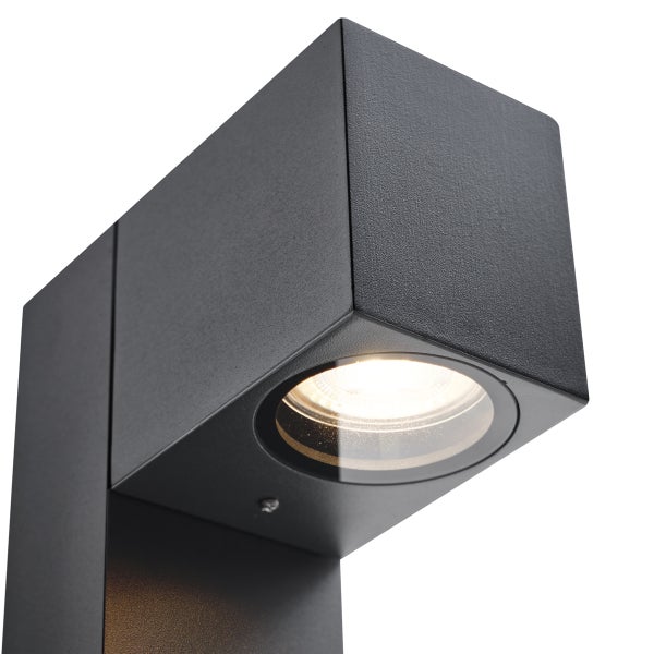 Moderne LED-Wandleuchte in Anthrazit, kubische Form mit Lichtaustritt nach unten.