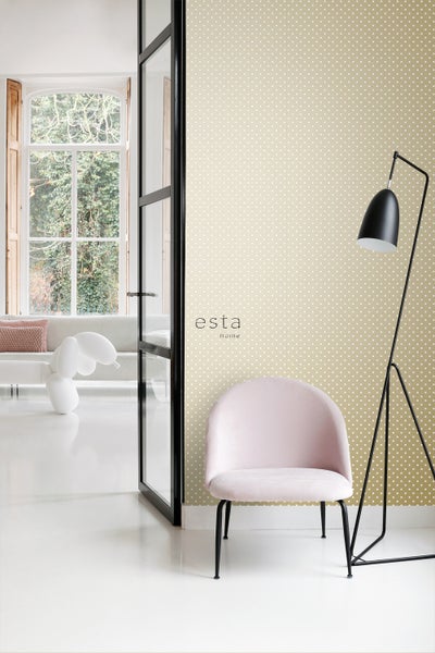 Heller Raum mit gepunkteter Tapete, Sessel, Stehlampe und Fenster