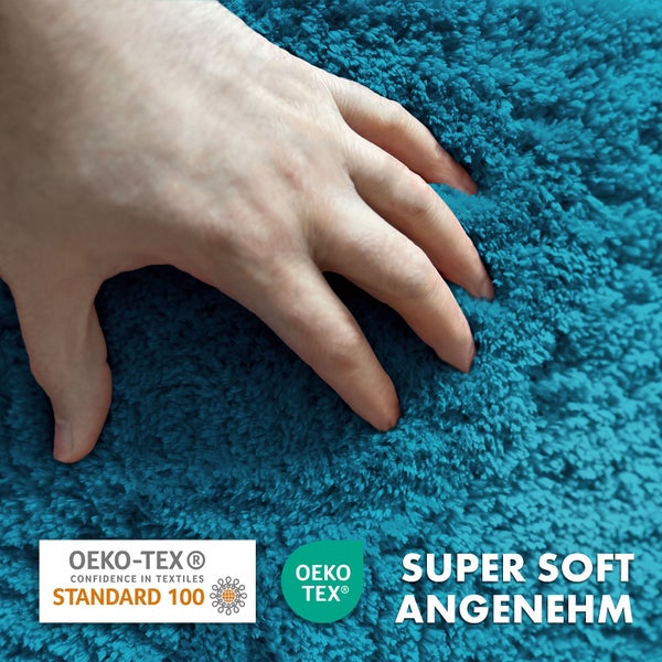 Hand berührt weichen Teppich mit Oeko-Tex Siegel