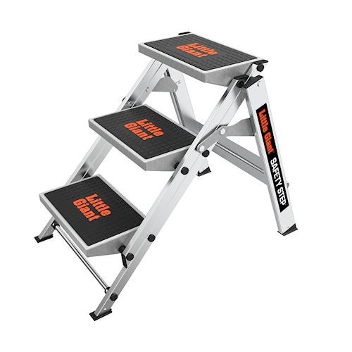 Little Giant Safety Step Klapptritt aus Aluminium mit drei Stufen und rutschfester Trittfläche für sicheren Stand.