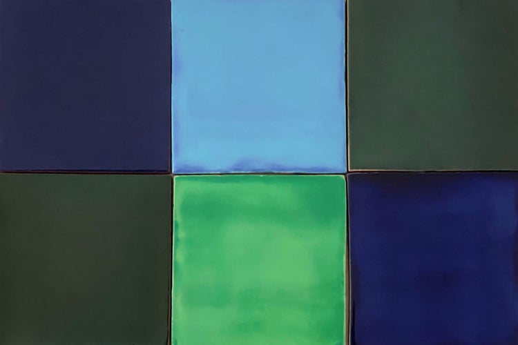 Quadratische, keramische Fliesen in verschiedenen Farbtönen