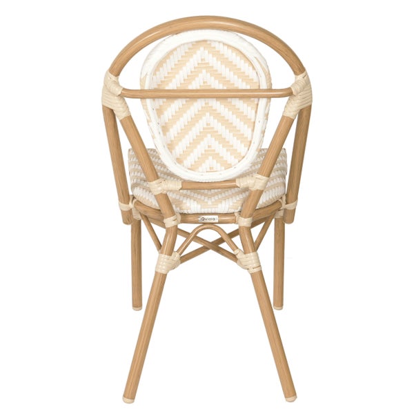 Unteransicht eines Bistrostuhls mit gekreuzten Streben und geflochtener Sitzfläche.