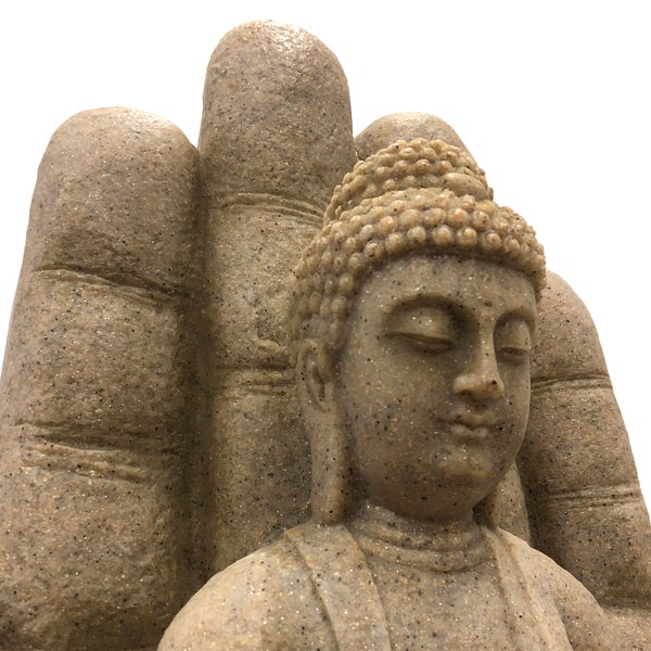 Buddha-Statue vor einer großen Hand, dekorative Gartenfigur aus strukturiertem Kunststein.