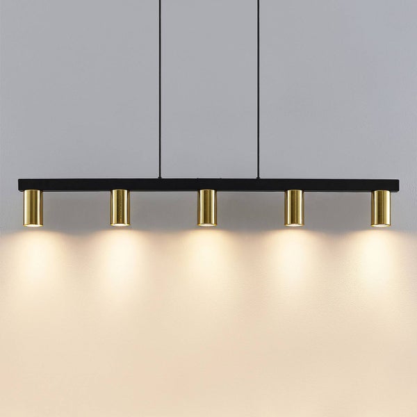 Schwarze Hängelampe mit fünf goldenen Lampenschirmen.
