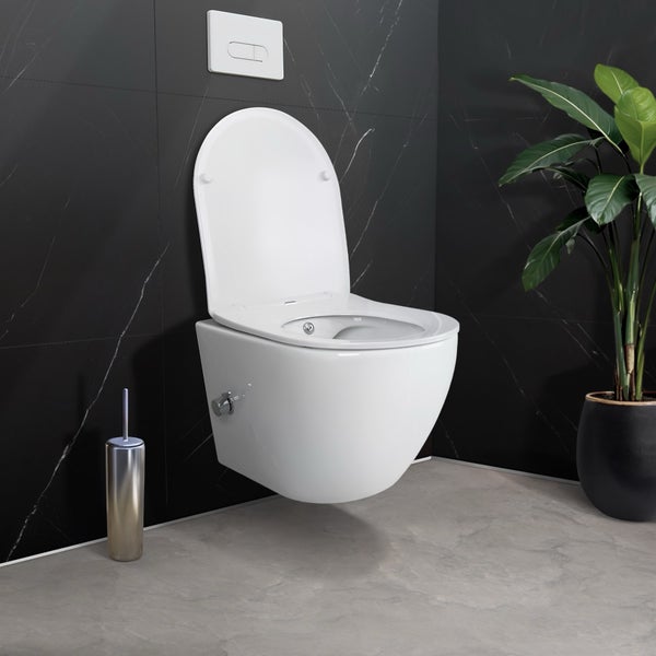 Wandhängendes Dusch-WC aus Keramik mit offenem Deckel in einem modernen Badezimmer mit Wandfliesen in Marmoroptik und einer Zimmerpflanze.
