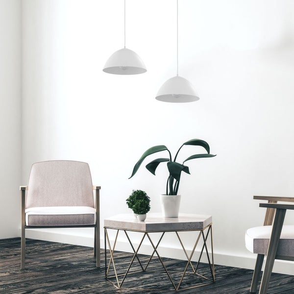 Wohnzimmer mit zwei Sesseln, Beistelltisch mit Pflanzen und zwei Pendelleuchten