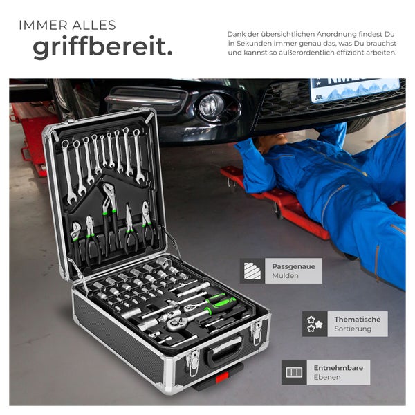 Werkzeugkoffer mit umfangreichem Werkzeugsortiment und übersichtlicher Anordnung der Werkzeuge in einer Kfz Werkstatt.