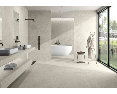 Modernes Badezimmer mit Doppelwaschtisch, freistehender Badewanne und großformatigen Fliesen.