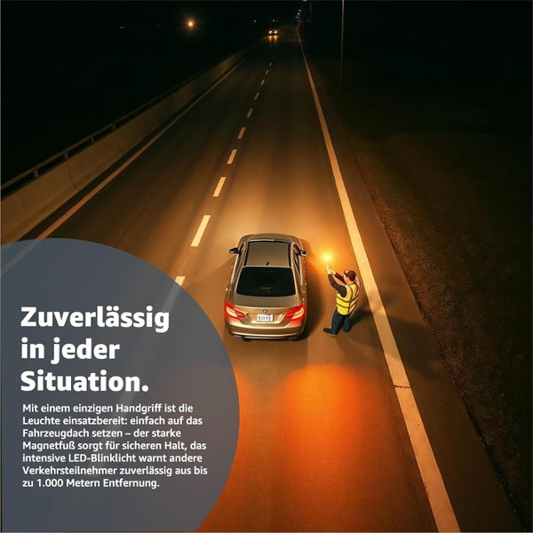 Szene bei Nacht mit einem Mann in Sicherheitsweste, der eine LED-Warnleuchte neben einem Auto auf einer Straße hält.