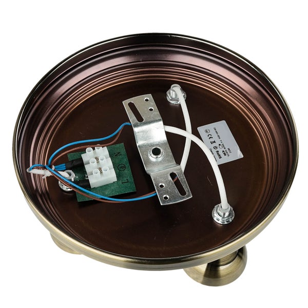 Innenansicht einer Deckenleuchte mit Verkabelung und Befestigungsmaterial