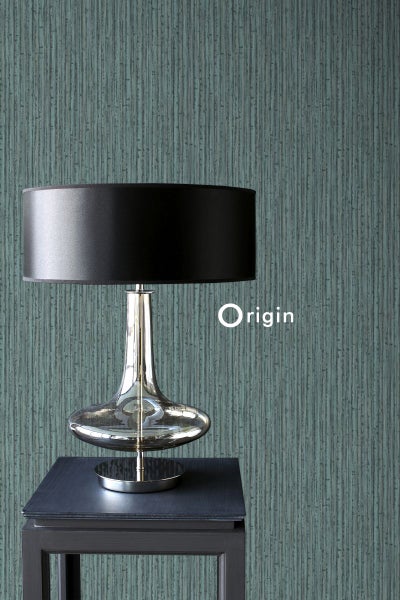 Dekorative Tapete mit vertikalem Streifenmuster im Interieur