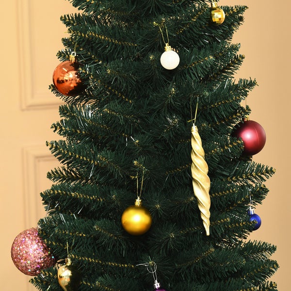 Künstlicher Weihnachtsbaum mit verschiedenen Weihnachtskugeln und einem spiralförmigen Anhänger.