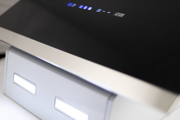 Dunstabzugshaube mit Touch-Bedienfeld und LED-Anzeige zur Montage in der Küche.
