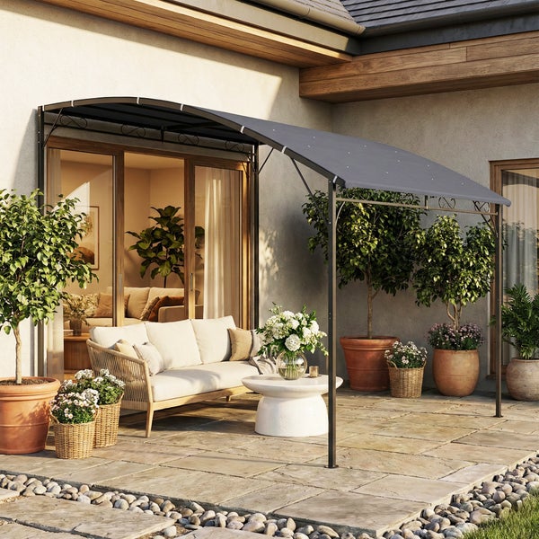 Wand-Gartenpavillon mit gebogenem grauem Dach und Metallrahmen auf einer Steinterrasse mit Sofa und Pflanzen in Töpfen.