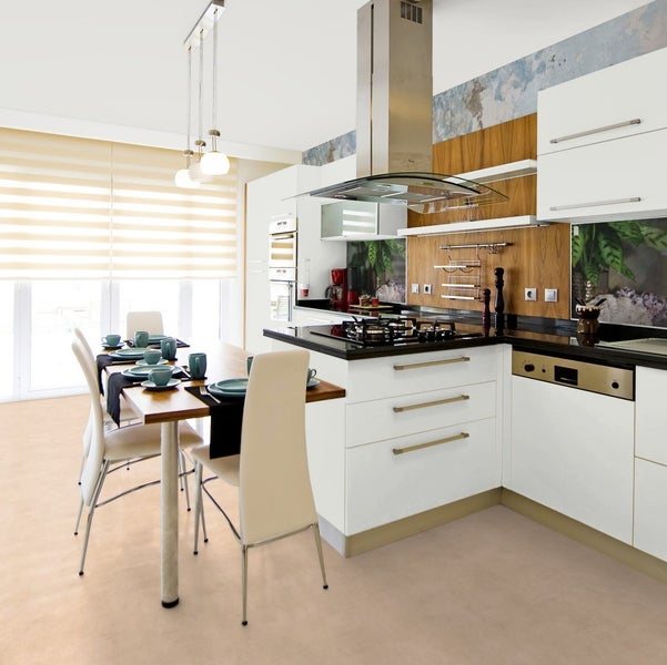 Moderne Küche mit Esstisch, Stühlen und Küchengeräten für ein stilvolles Ambiente.