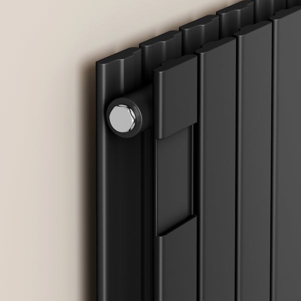 Schlafzimmer mit modernem, schwarzem Heizkörper.