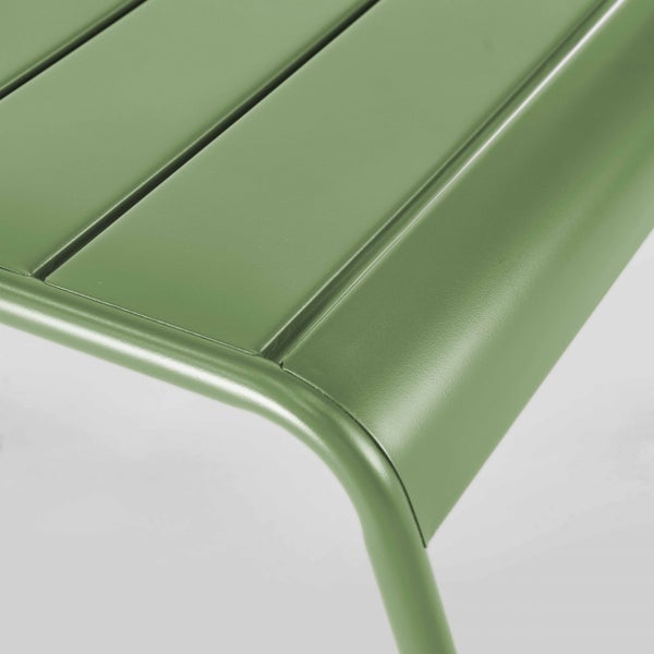 Detailansicht eines grünen Gartenmöbels aus Metall mit Lattenstruktur und abgerundeten Ecken.