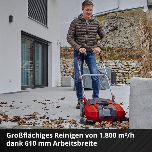 Ein Mann nutzt eine Einhell Kehrmaschine auf einer Terrasse, um Laub zu entfernen, mit einer Reinigungsleistung von 1800 Quadratmetern pro Stunde.