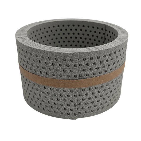 Gelochtes Dichtungsband aus Gummi, aufgerollt.