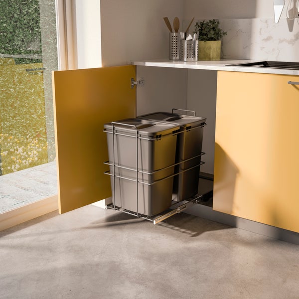 Ausziehbares Mülltrennsystem mit zwei Kunststoffbehältern, eingebaut in einen modernen Küchenunterschrank.